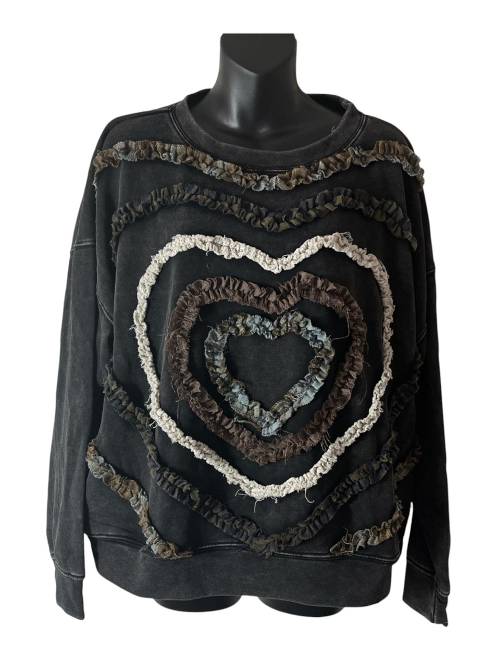 NWT Oli & Hali Black Ruffle Heart Crewneck Sweatshirt Sz S with size pockets